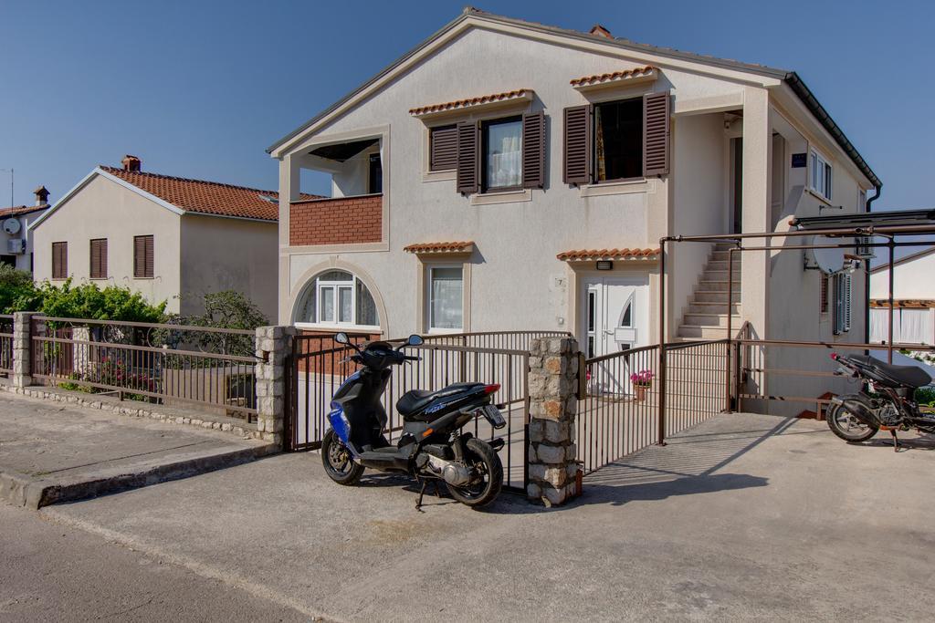 Apartment Nikolina Mali Lošinj Екстериор снимка